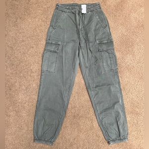 American Eagle green cargo joggers